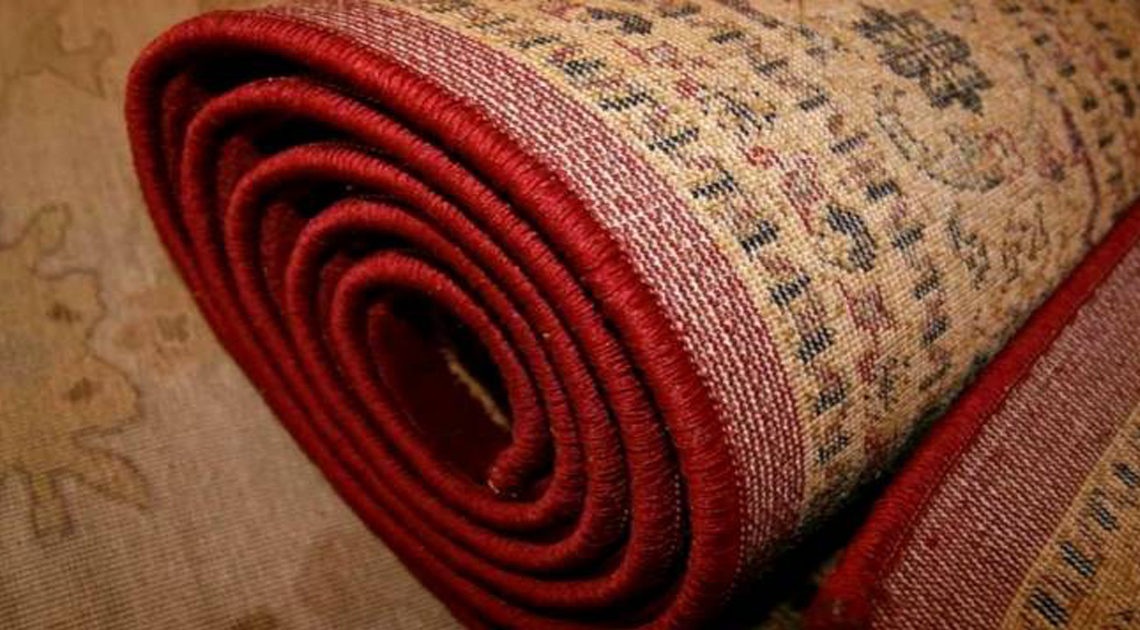 Если вам жалко выбрасывать старые советские ковры, то используйте их оригинальным способом