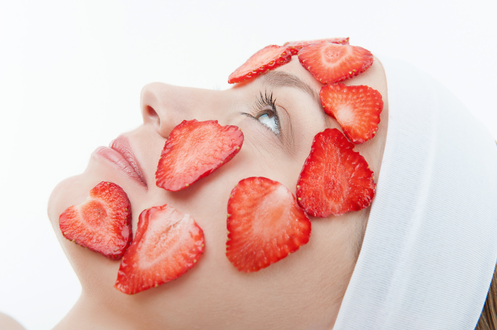 Strawberry mask. Маска из клубники. Клубника маски для лица в домашних. Клубника с лицом.